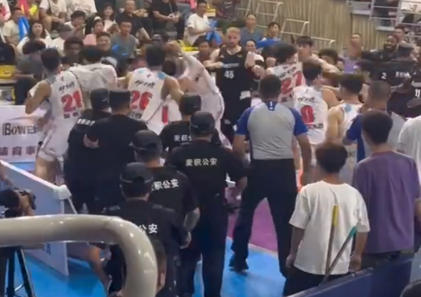 Massive Brawl! CBA Off-Season Clash: Qi Lin and Foreign Players Exchange Blows-2