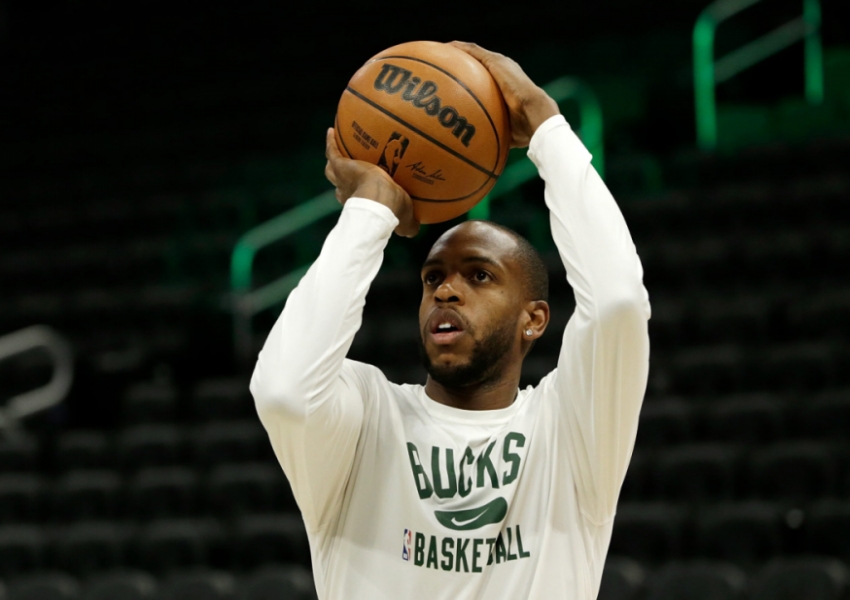 Devastating! Double Ankle Surgery: Can Middleton Return? Are the Bucks Headed for Collapse?-0