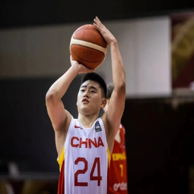 Explosive Debut! Zhao Weilin Drops 12 Points, 10 Assists: The Closest Chinese Guard to the NBA