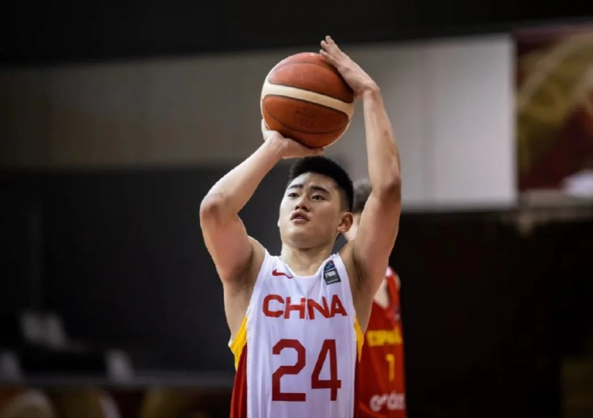 Explosive Debut! Zhao Weilin Drops 12 Points, 10 Assists: The Closest Chinese Guard to the NBA-1